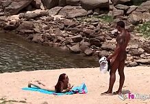 Flagra negro dotado transando na praia de nudismo
